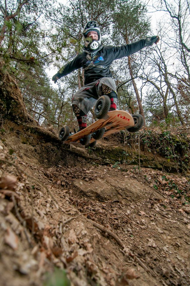 Fabien Bonnardel droppe sur sa Curva board