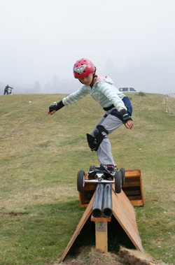 photo d'un kid sur un rail